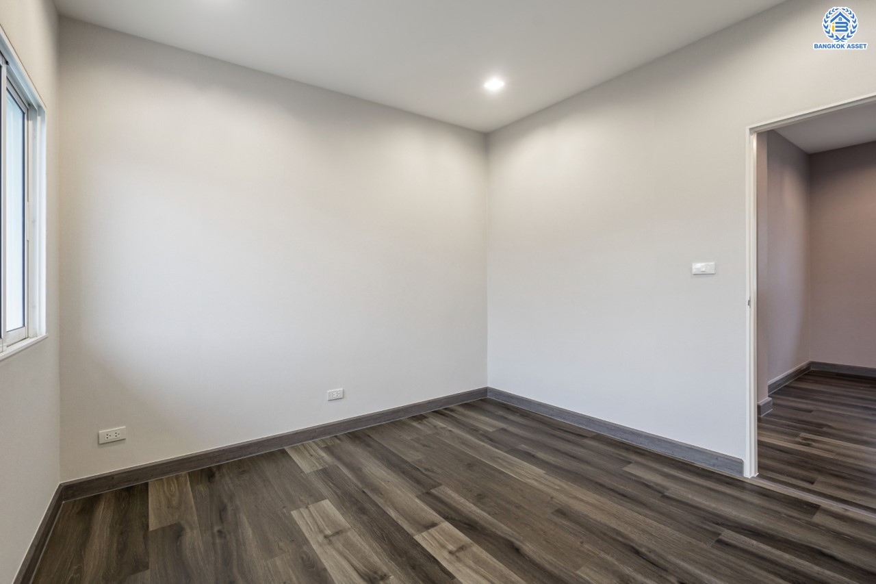 บ้านมือสองตกแต่งใหม่ ม.บางกอกบูเลอวาร์ด ราชพฤกษ์-พระราม5 เนื้อที่ 69 ตร.ว. บนสังคมคุณภาพ SC Asset* ฟังก์ชันพร้อม 3 ห้องนอน 4 ห้องน้ำ 1 ห้องแม่บ้าน จอดรถได้ 2 คัน บนทำเลติดถนนราชพฤกษ์ ใกล้วงเวียนพระรามห้า, ทางด่วนศรีรัช และเพียง 10 ถึงรถไฟฟ้า "สถานีบางรักใหญ่"